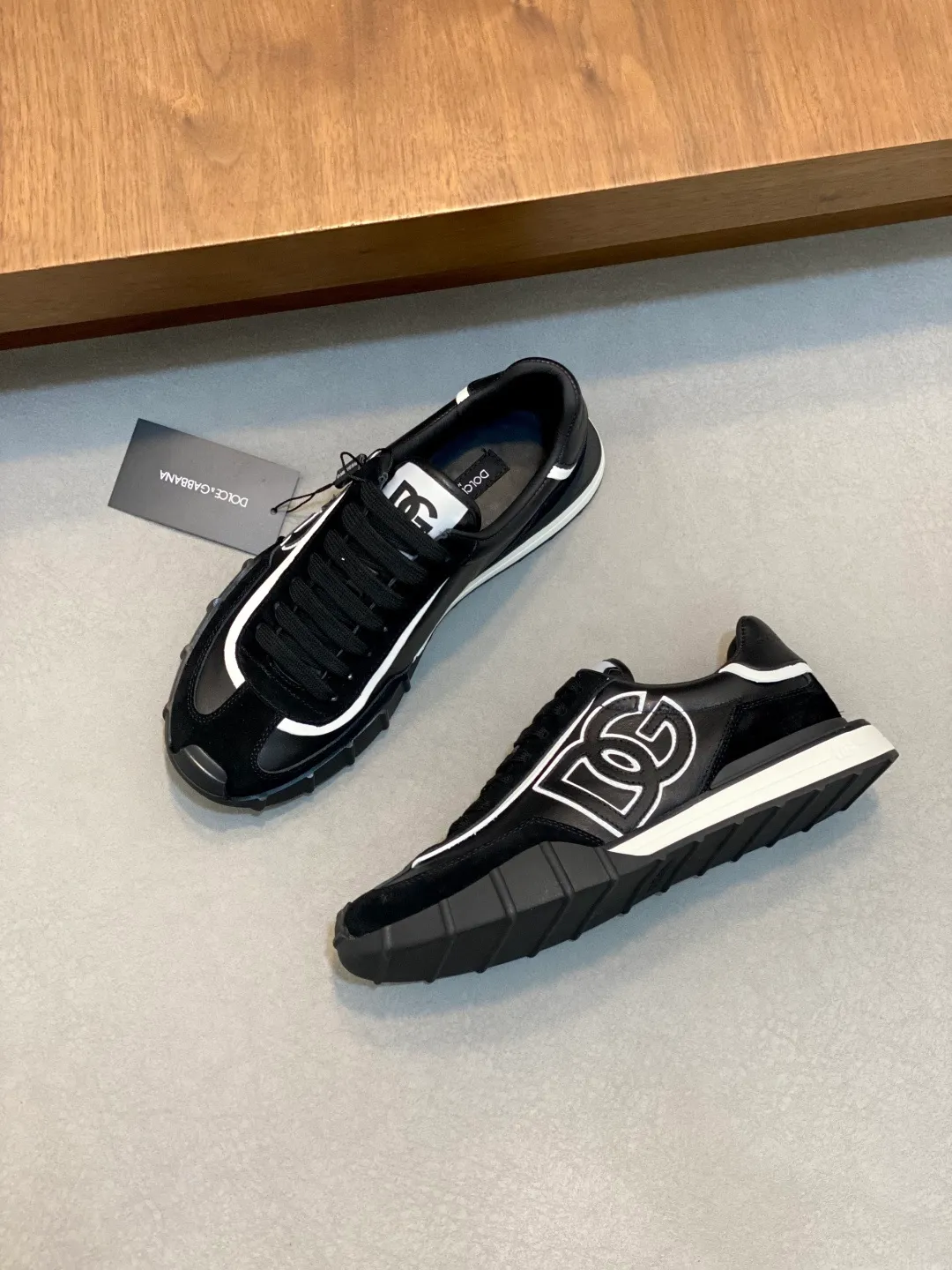 💰800 Dolce&Gabbana/Dolce & Gabbana men’s new casual sports shoes This sneaker is made of multiple materials. The nylon fabric upper is integrated with glossy leather, suede leather and rubber elements, and is decorated with reflective details. It has a silk-screen logo and a dual design of thick round and flat laces. It has a square toe, rubber foam midsole and gear pattern rubber composite sole decorated with the iconic "DG" logo. The shoe body is decorated with three-dimensional labels with the brand logo in many places. The style is fashionable and elegant, and the unique design is presented in a dazzling and modern new language. The fabric towel lining is paired with logo cowhide feet for a stylish and stylish look! Comes with a full set of packaging! Size: 39-40-41-42-43-44 leather shoe size (38/45 can be customized but does not support returns)